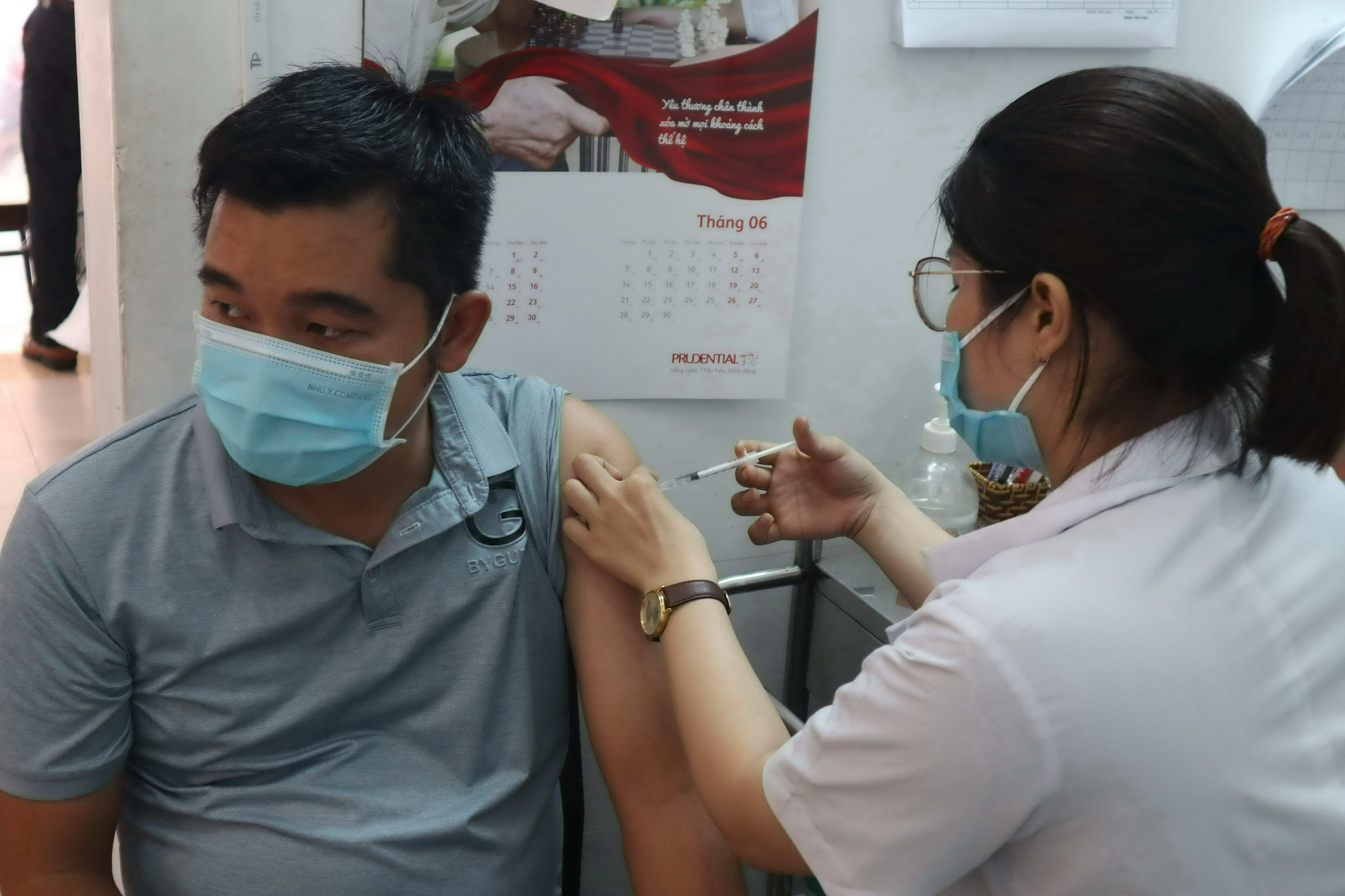 Trong tháng 6/2022 tỉnh Khánh Hòa cần tiêm vắc xin phòng COVID-19 mũi 3 và mũi 4 cho hơn 700.000 người từ 18 tuổi trở lên